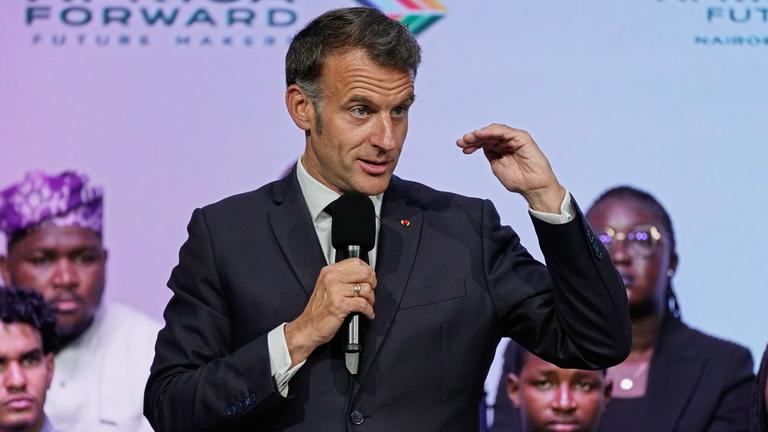Frankreichs Präsident Emmanuel Macron spricht bei der Jugendsitzung "Africa Forward, Creation in Motion" während des Gipfeltreffens "Africa Forward2 an der Universität von Nairobi.