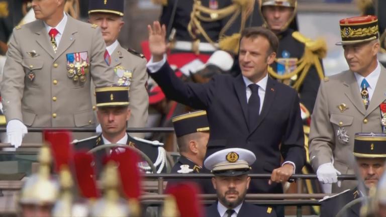 Macron auf einer Kutsche