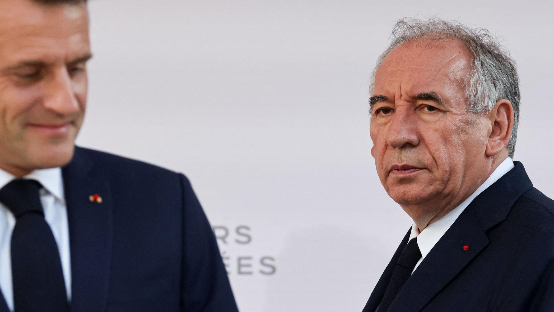 Frankreichs Premierminister François Bayrou (r) trifft ein, um Präsident Emmanuel Macron (l) bei seiner Rede vor Militärführern im Hôtel de Brienne in Paris am 13. Juli 2025 zuzuhören.