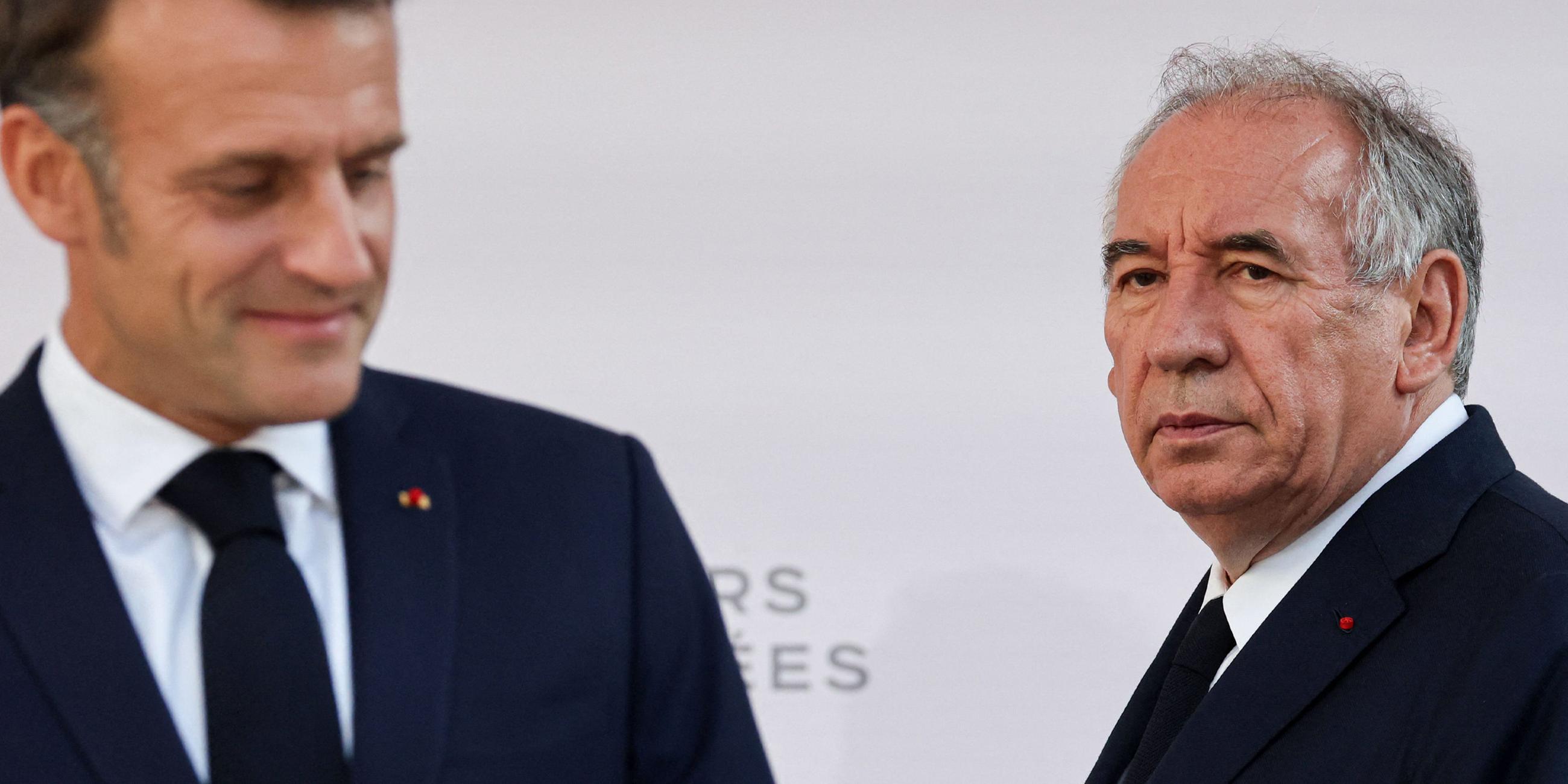 Frankreichs Premierminister François Bayrou (r) trifft ein, um Präsident Emmanuel Macron (l) bei seiner Rede vor Militärführern im Hôtel de Brienne in Paris am 13. Juli 2025 zuzuhören.