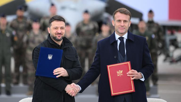 Macron und Selenskyj bei dem Treffen in Frankreich. 