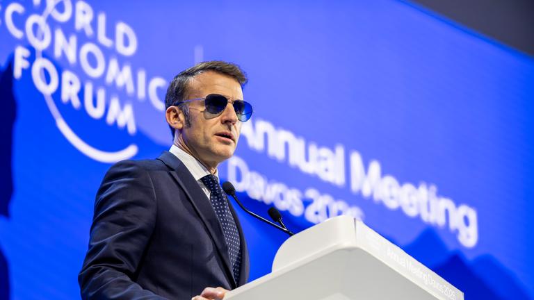 Schweiz, Davos: Emmanuel Macron hält eine Rede.