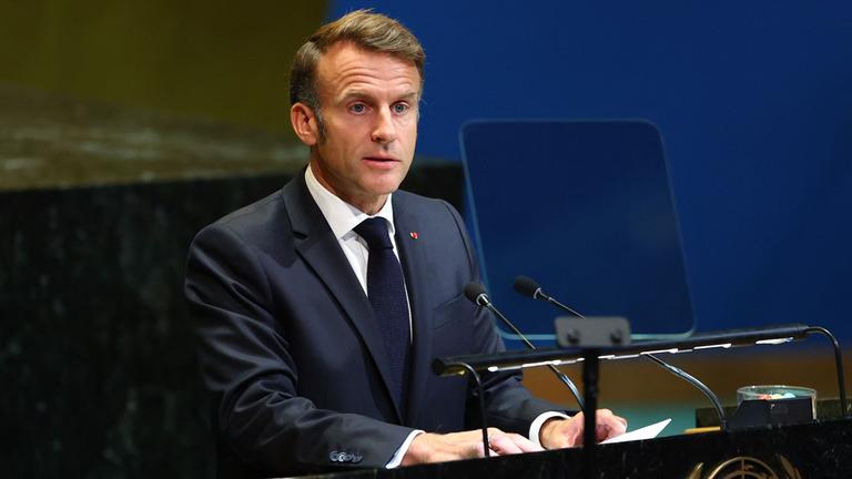 Frankreichs Präsident Emmanuel Macron spricht während eines UN-Gipfels zu den Palästinensern im UN-Hauptquartier während der Generalversammlung der Vereinten Nationen (UNGA) am 22. September 2025 in New York. Frankreich und andere Länder bereiteten sich auf die Anerkennung eines palästinensischen Staates vor, als die diplomatische Woche der UN am Montag begann, nachdem zahlreiche westliche Regierungen symbolisch die Eigenstaatlichkeit befürwortet und damit den Zorn Israels auf sich gezogen hatten.