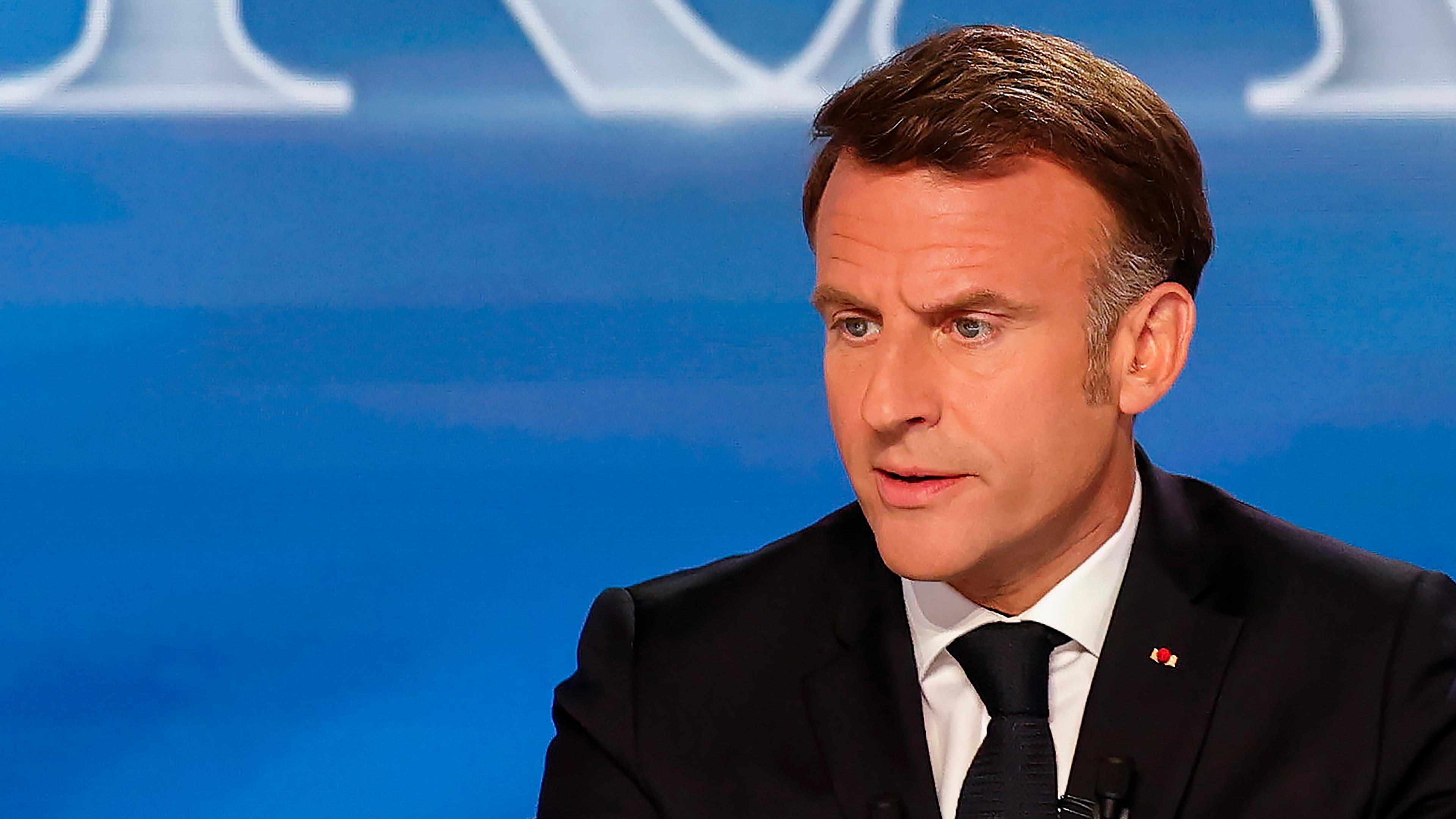 Frankreichs Präsident Emmanuel Macron nimmt am 13. Mai 2025 an einer Sondersendung des französischen Senders TF1 in Saint-Denis, Frankreich, teil.