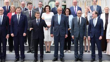 Alle Ministern während der Verteidigungskonsultationen zwischen der deutschen und französischen Regierung im Rahmen des 26. deutsch-französischen Ministerrats in Bruehl