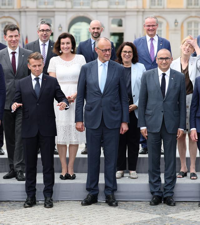 Alle Ministern während der Verteidigungskonsultationen zwischen der deutschen und französischen Regierung im Rahmen des 26. deutsch-französischen Ministerrats in Bruehl