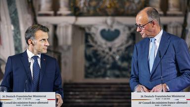 Der deutsche Bundeskanzler Friedrich Merz (R) und der französische Präsident Emmanuel Macron (L) nehmen nach dem 26. Französisch-Deutschen Ministerrat am 17. Juli 2026 an einer Pressekonferenz teil.