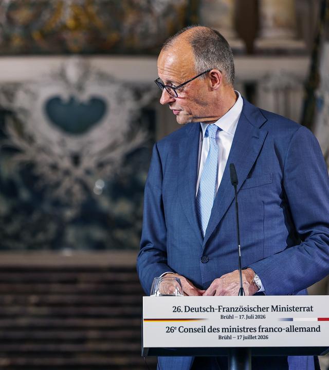 Der deutsche Bundeskanzler Friedrich Merz (R) und der französische Präsident Emmanuel Macron (L) nehmen nach dem 26. Französisch-Deutschen Ministerrat am 17. Juli 2026 an einer Pressekonferenz teil.
