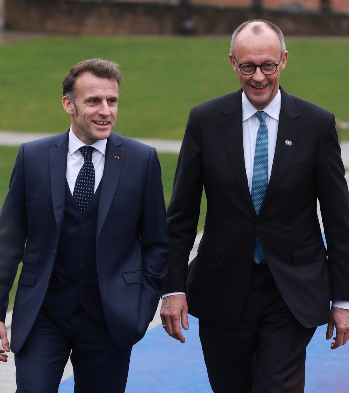 Emmanuel Macron und Friedrich Merz kommen am 12. Februar 2026 zur informellen EU-Leaders-Retreat im Schloss Alden Biesen in Bilzen, Belgien.