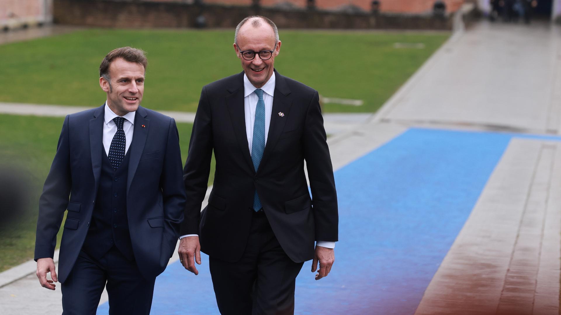 Emmanuel Macron und Friedrich Merz kommen am 12. Februar 2026 zur informellen EU-Leaders-Retreat im Schloss Alden Biesen in Bilzen, Belgien.