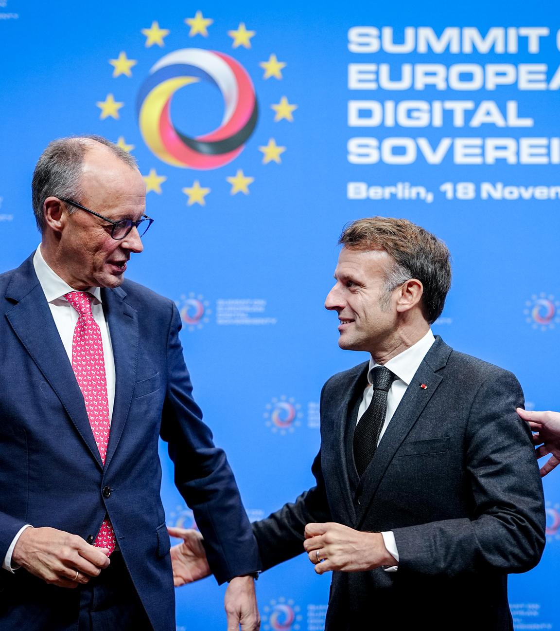 Frankreichs Präsident Emmanuel Macron (r) und Bundeskanzler Friedrich Merz (CDU) nehmen am Gipfel zur Europäischen Digitalen Souveränität im Euref-Campus teil.