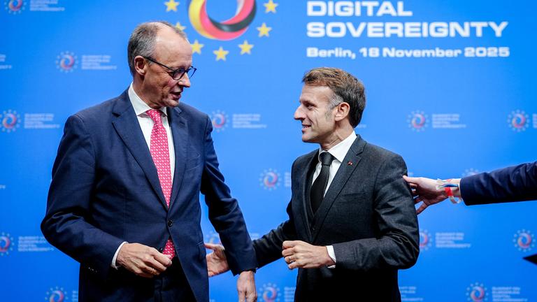 Frankreichs Präsident Emmanuel Macron (r) und Bundeskanzler Friedrich Merz (CDU) nehmen am Gipfel zur Europäischen Digitalen Souveränität im Euref-Campus teil.