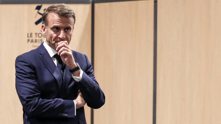 Der französische Präsident Emmanuel Macron im Wahllokal von Touquet