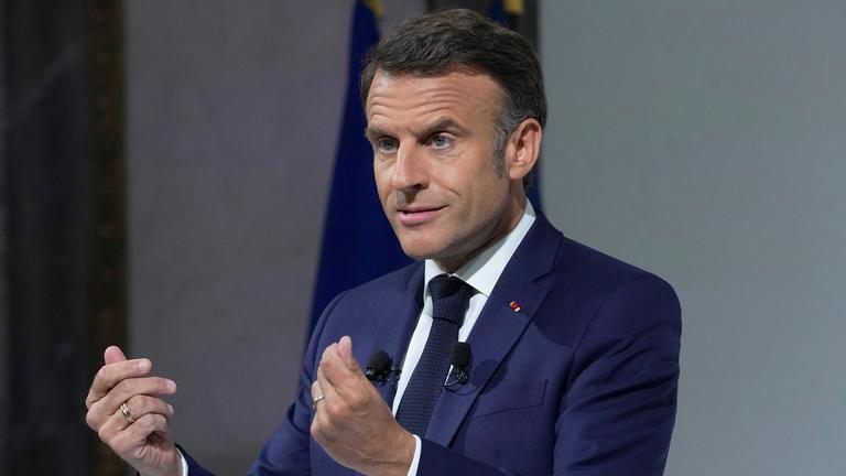 Der französische Präsident Emmanuel Macron hält eine Rede.