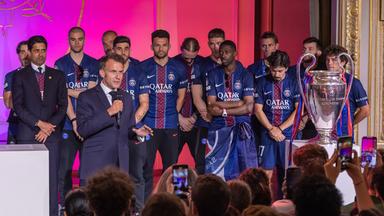 Der französische Staatspräsident Emmanuel Macron an einem Empfang für die Mitarbeiter und Spieler von PSG im Elysee-Palast in Paris teil.