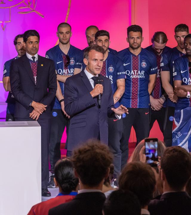Der französische Staatspräsident Emmanuel Macron an einem Empfang für die Mitarbeiter und Spieler von PSG im Elysee-Palast in Paris teil.