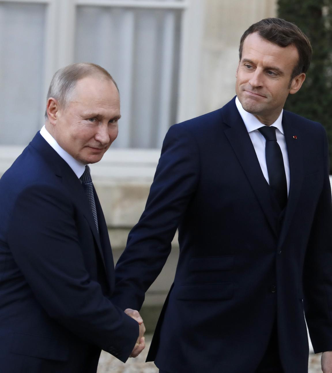 Frankreichs Präsident Emmanuel Macron begrüßt seinen russischen Amtskollegen Wladimir Putin in Paris im Dezember 2019.