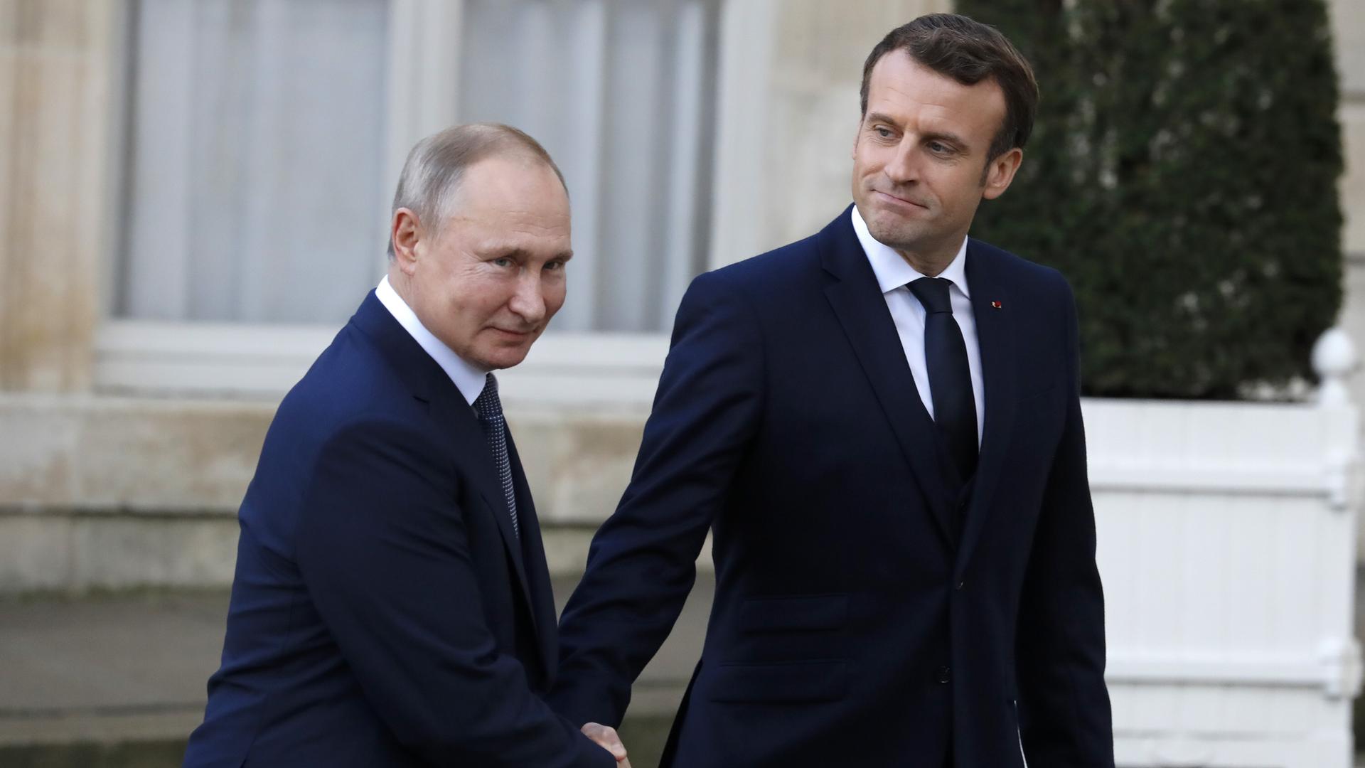 Frankreichs Präsident Emmanuel Macron begrüßt seinen russischen Amtskollegen Wladimir Putin in Paris im Dezember 2019.