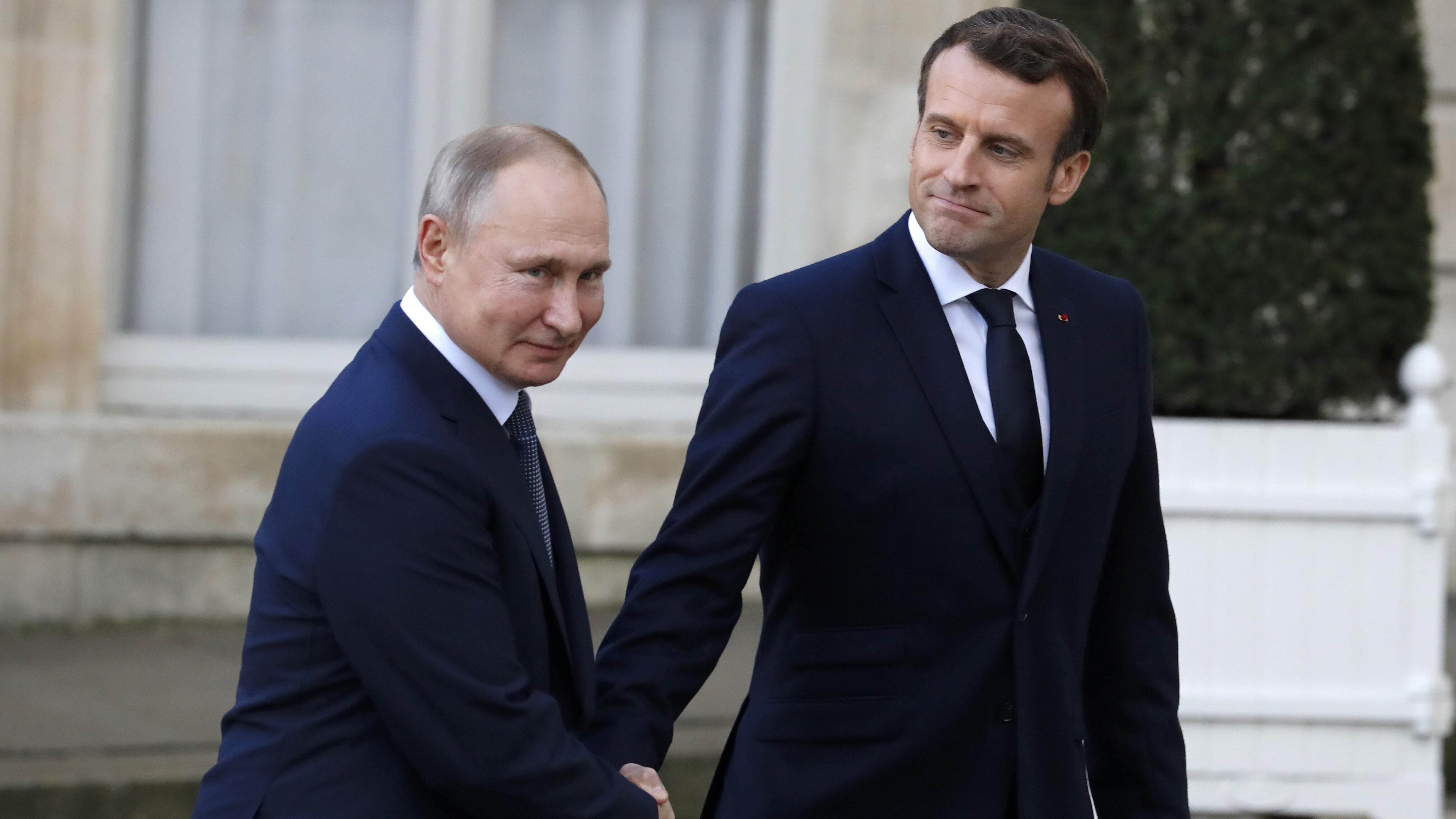 Frankreichs Präsident Emmanuel Macron begrüßt seinen russischen Amtskollegen Wladimir Putin in Paris im Dezember 2019.