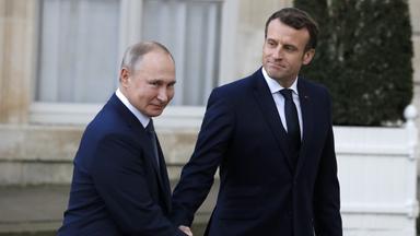 Frankreichs Präsident Emmanuel Macron begrüßt seinen russischen Amtskollegen Wladimir Putin in Paris im Dezember 2019.