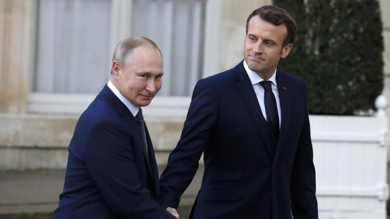Frankreichs Präsident Emmanuel Macron begrüßt seinen russischen Amtskollegen Wladimir Putin in Paris im Dezember 2019.
