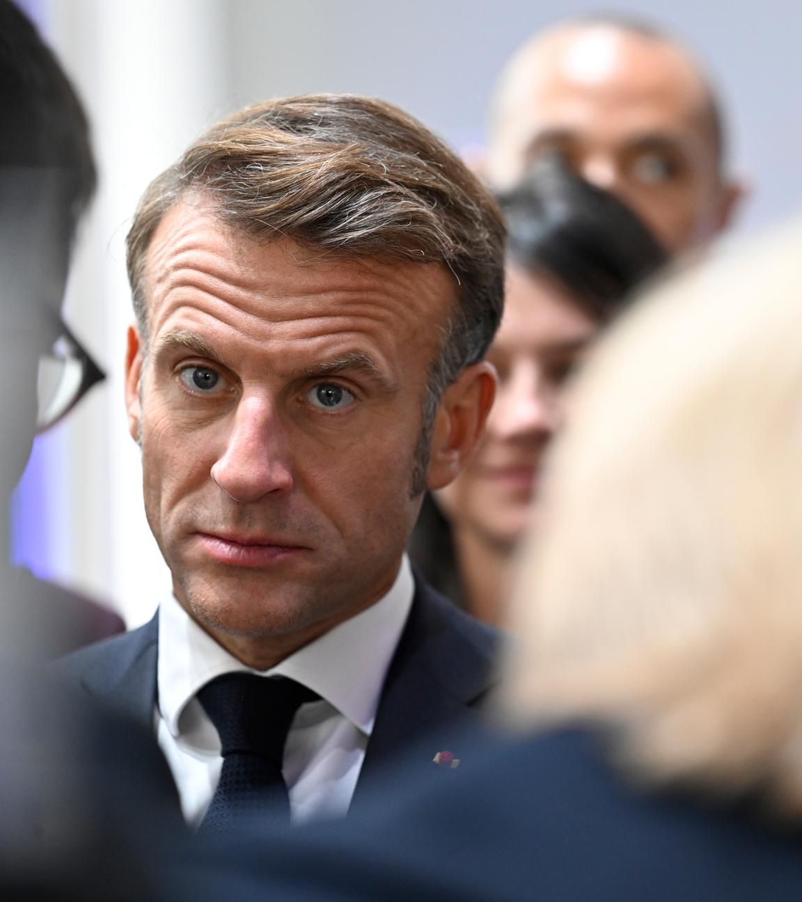 Saarland, Saarbrücken: Frankreichs Präsident Emmanuel Macron (M) spricht während eines Empfangs im Rahmen der zentralen Feierlichkeiten zum Tag der Deutschen Einheit mit den Menschen.