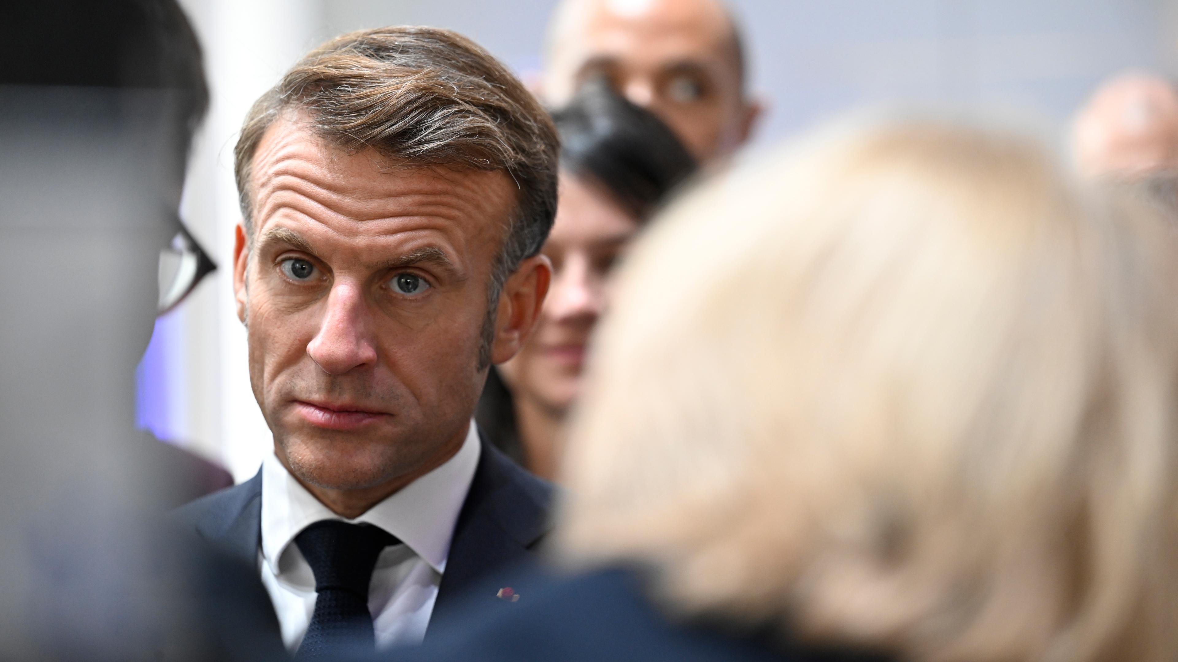 Saarland, Saarbrücken: Frankreichs Präsident Emmanuel Macron (M) spricht während eines Empfangs im Rahmen der zentralen Feierlichkeiten zum Tag der Deutschen Einheit mit den Menschen.