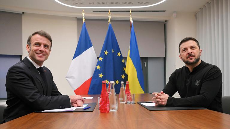 Der französische Präsident Emmanuel Macron (l) und der ukrainische Präsident Wolodymyr Selenskyj