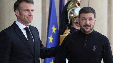 Der französische Präsident Emmanuel Macron (l) begrüßt den ukrainischen Präsidenten Wolodymyr Selenskyj im Elysee-Palast.
