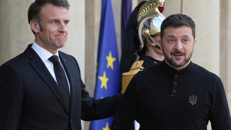 Der französische Präsident Emmanuel Macron (l) begrüßt den ukrainischen Präsidenten Wolodymyr Selenskyj im Elysee-Palast.