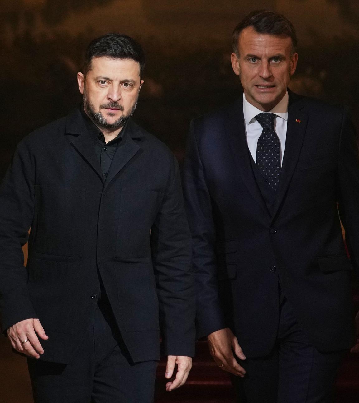 Frankreichs Präsident Emmanuel Macron (r.) und der ukrainische Präsident Wolodymyr Selenskyj treffen am 1. Dezember 2025 zu einer gemeinsamen Pressekonferenz im Elysee-Präsidentenpalast in Paris ein.