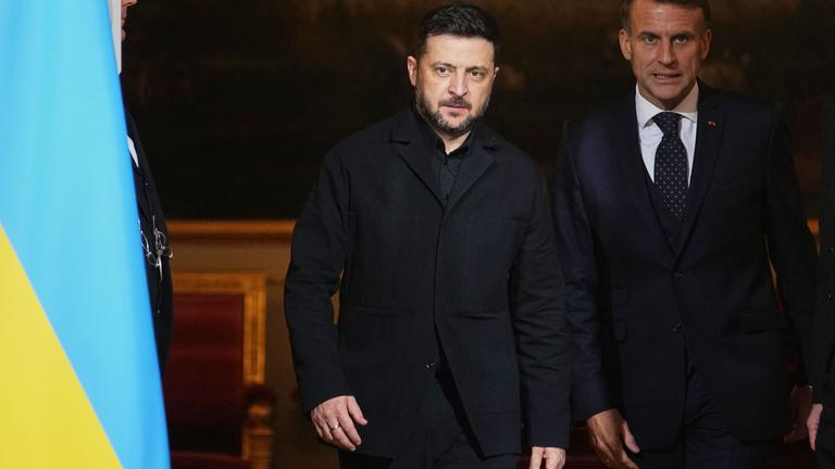 Frankreichs Präsident Emmanuel Macron (r.) und der ukrainische Präsident Wolodymyr Selenskyj treffen am 1. Dezember 2025 zu einer gemeinsamen Pressekonferenz im Elysee-Präsidentenpalast in Paris ein.