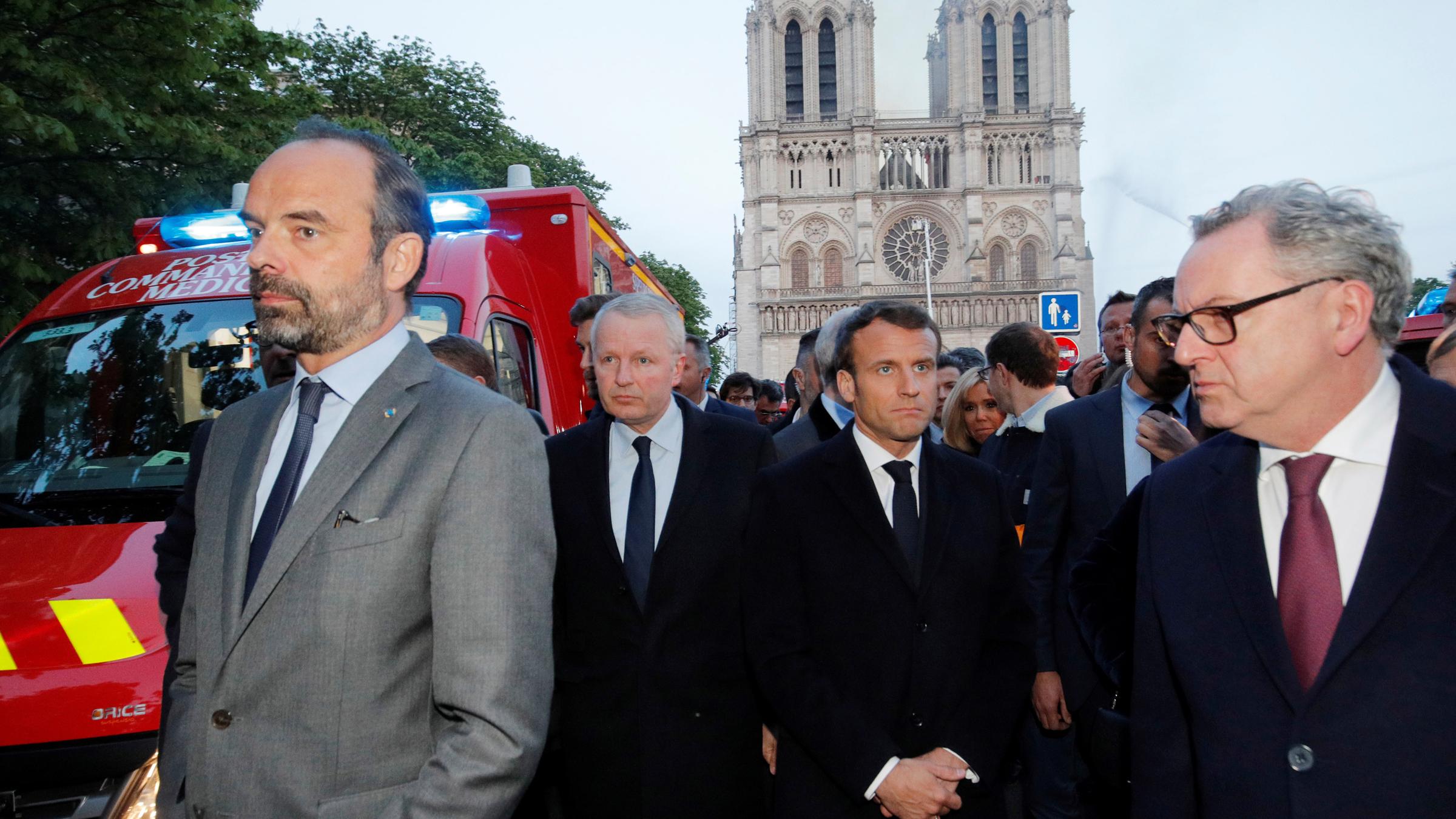 Der französische Präsident Macron trifft sich mit Einsatzkräften vor der Kathedrale Notre-Dame in Paris am 15.04.2019