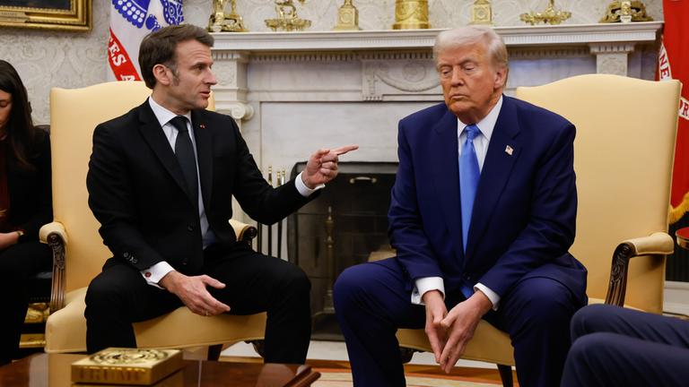 Macron sitzt neben Trump im Oval Office.