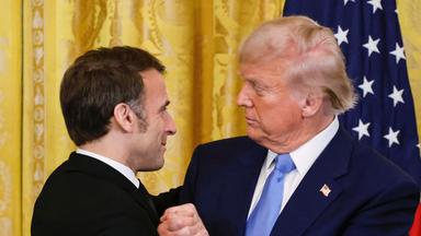 US-Präsident Donald Trump (r) und Frankreichs Präsident Emmanuel Macron schütteln sich nach einer gemeinsamen Pressekonferenz im East Room des Weißen Hauses die Hände.