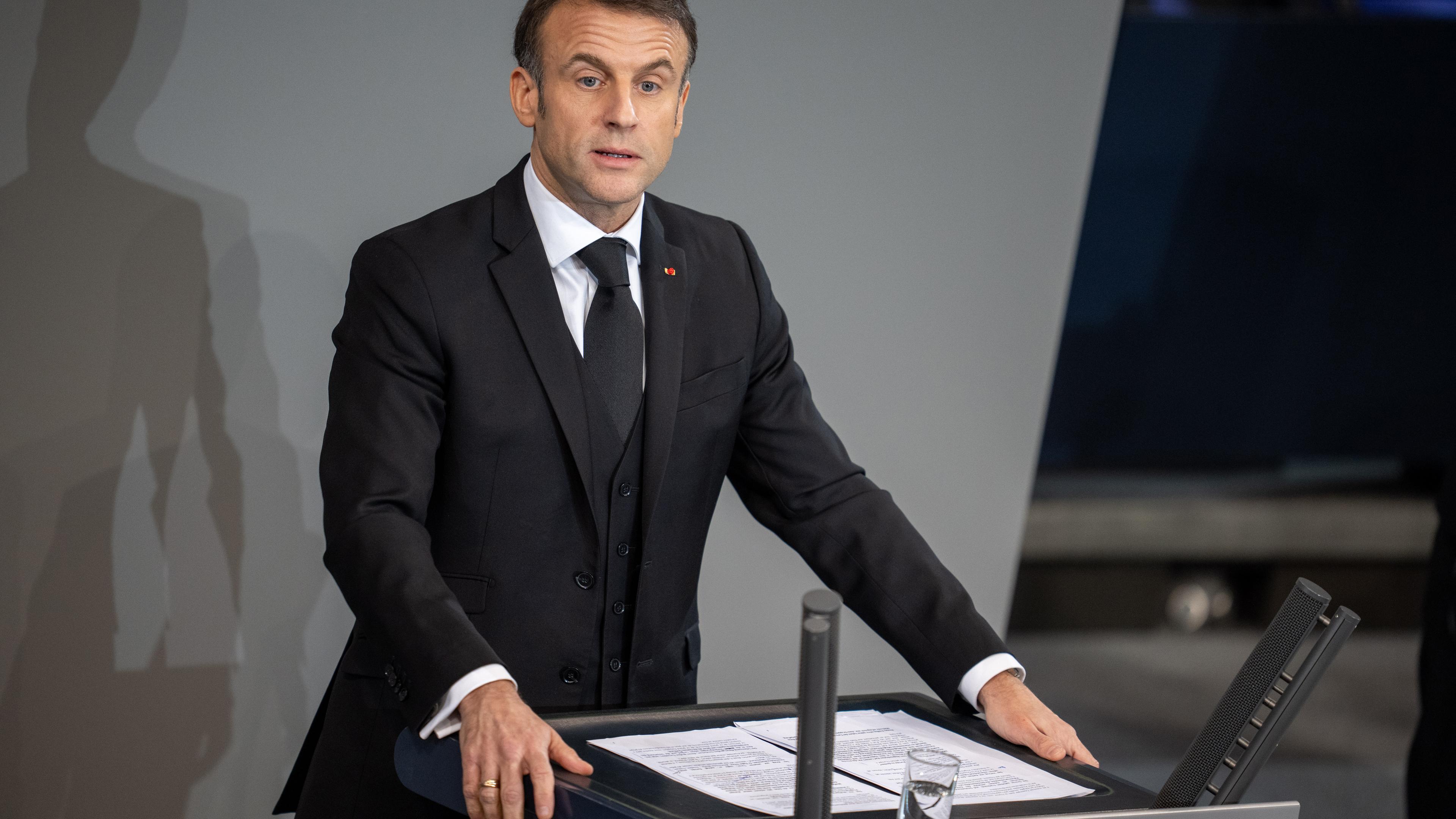 Berlin: Emmanuel Macron, Präsident von Frankreich, spricht beim Trauerstaatsakt für den gestorbenen früheren Bundestagspräsidenten Wolfgang Schäuble im Plenarsaal im Deutschen Bundestag.
