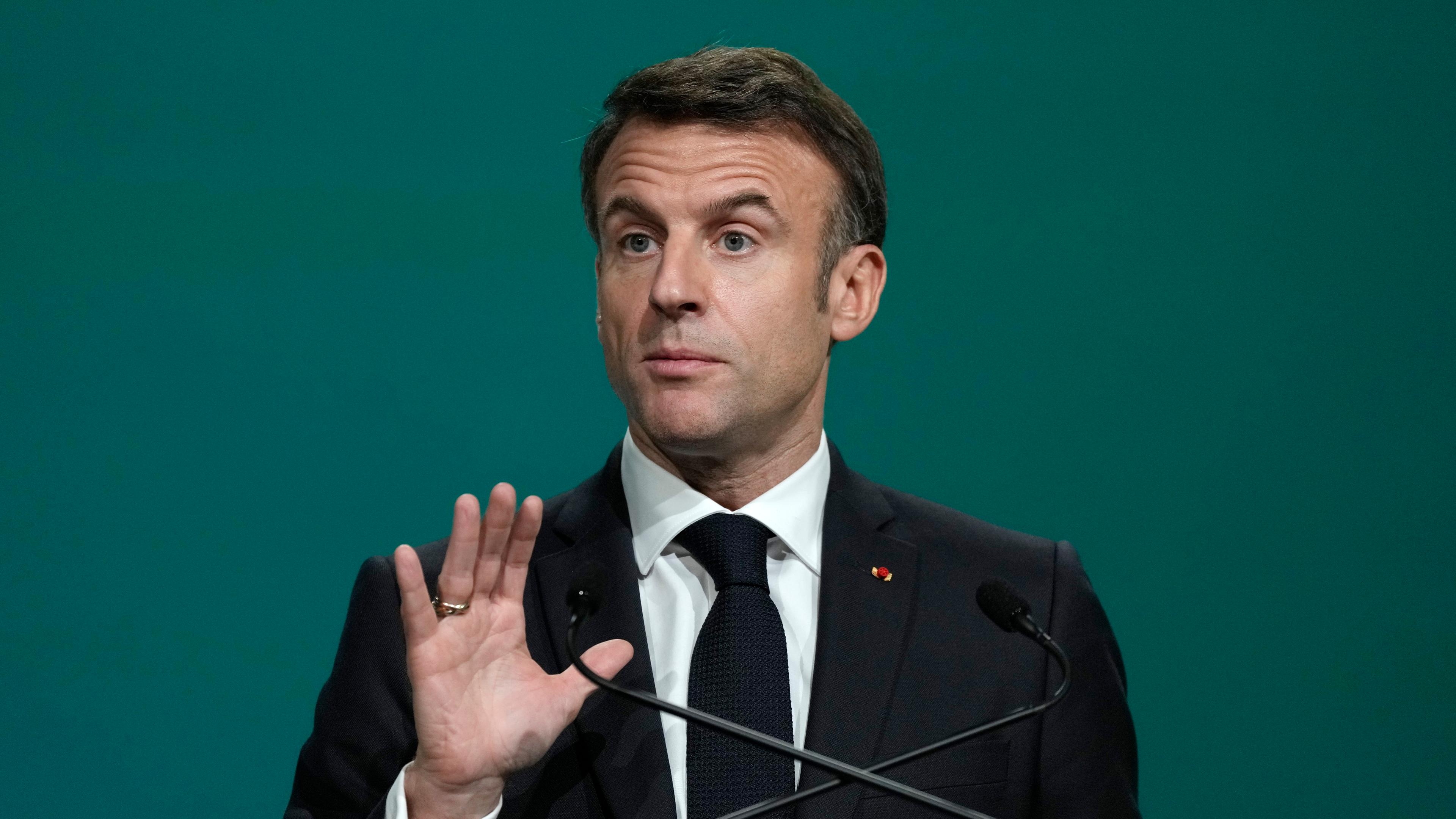 Emmanuel Macron, Präsident von Frankreich, spricht während einer Plenarsitzung auf dem UN-Klimagipfel COP28.
