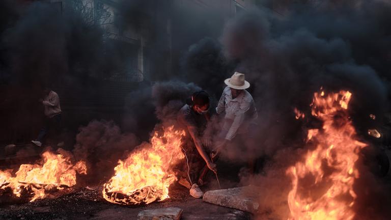 Demonstranten errichteten in mehreren Vierteln von Antananarivo in Madagaskar Straßensperren, verbrannten Reifen und stellten große Betonblöcke auf die Straße. 