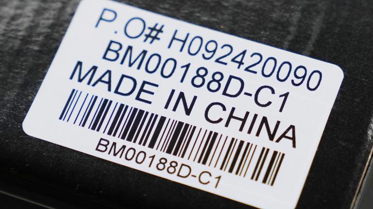 Made in China Sticker mit Barcode auf einer Verpackung.