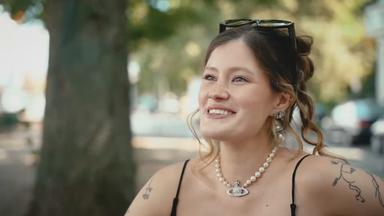 Madeline Juno lächelt