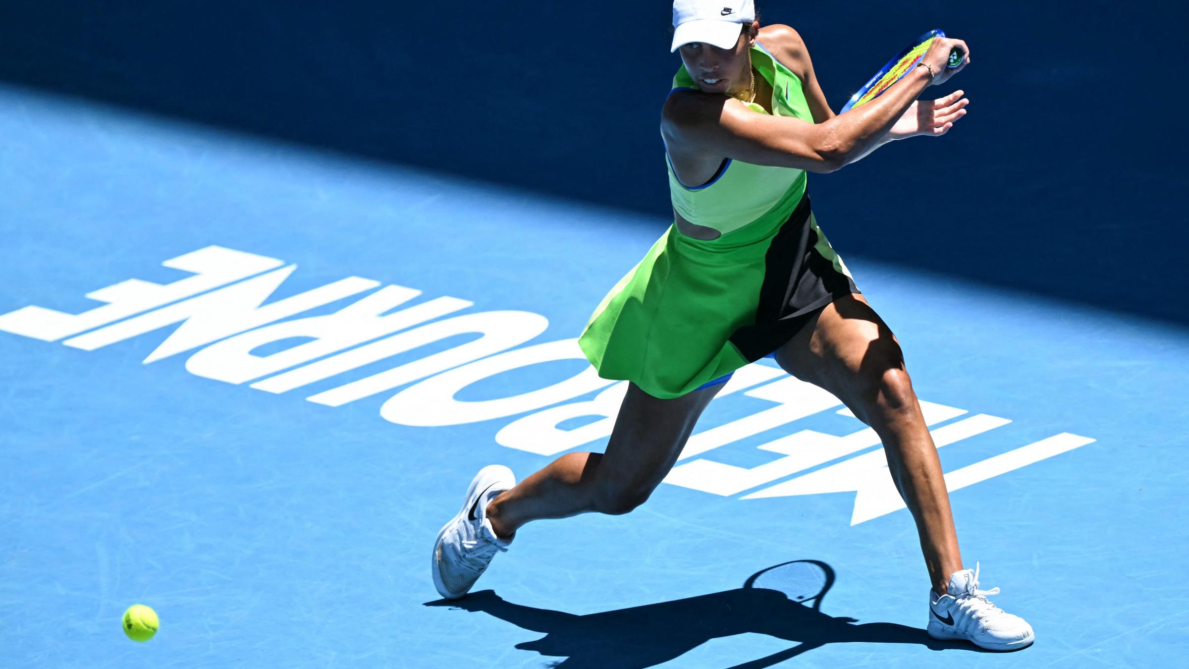 Die US-Amerikanerin Madison Keys schlägt einen Return gegen ihre Landsfrau Jessica Pegula während ihres Damen-Einzelspiels am neunten Tag der Australian Open in Melbourne am 26.01.2026. 