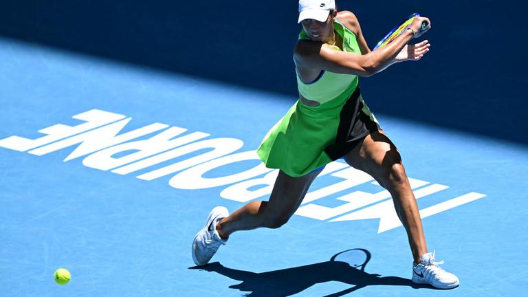 Die US-Amerikanerin Madison Keys schlägt einen Return gegen ihre Landsfrau Jessica Pegula während ihres Damen-Einzelspiels am neunten Tag der Australian Open in Melbourne am 26.01.2026. 