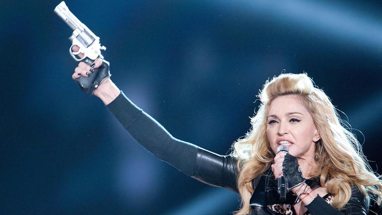 Madonna bei einem Konzert in Amsterdam mit Pistole in der Hand
