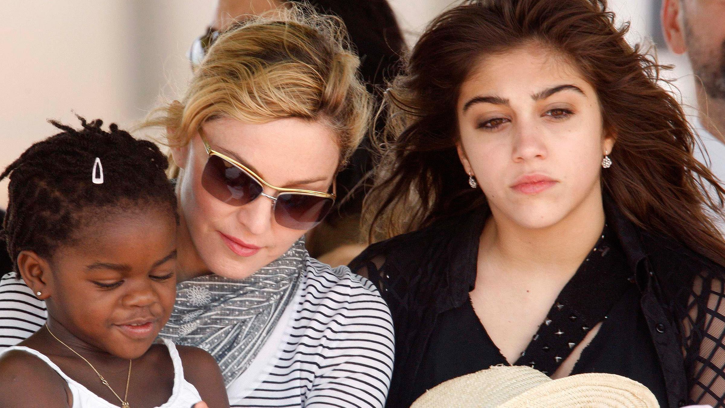 Madonna mit Tochter Lourdes und Adoptivtochter Mercy in Malawi - 2010
