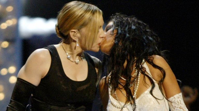 Madonna küsst Christina Aguilera bei MTV Music Awards 2003