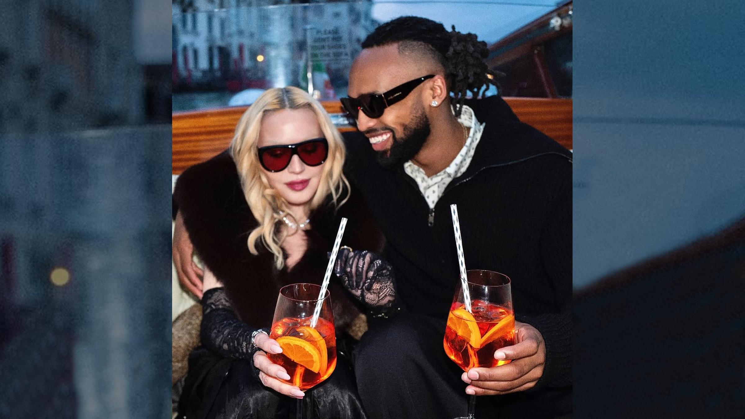 Madonna und ihr Freund Akeem trinken zusammen einen Cocktail.