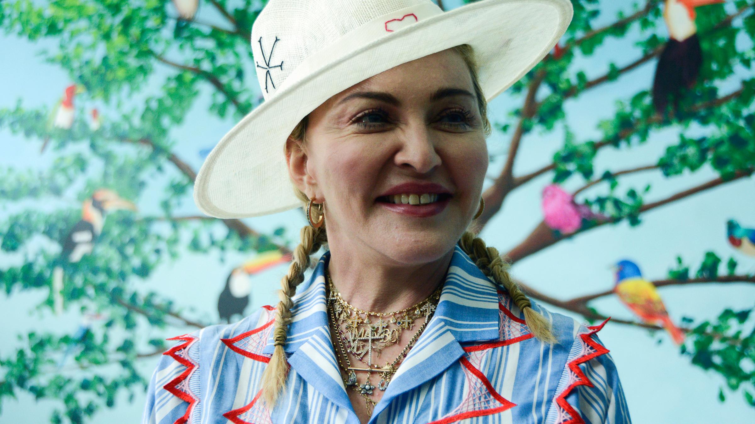 Ein Bild von Madonna, wie sie in die Kamera lächelt.