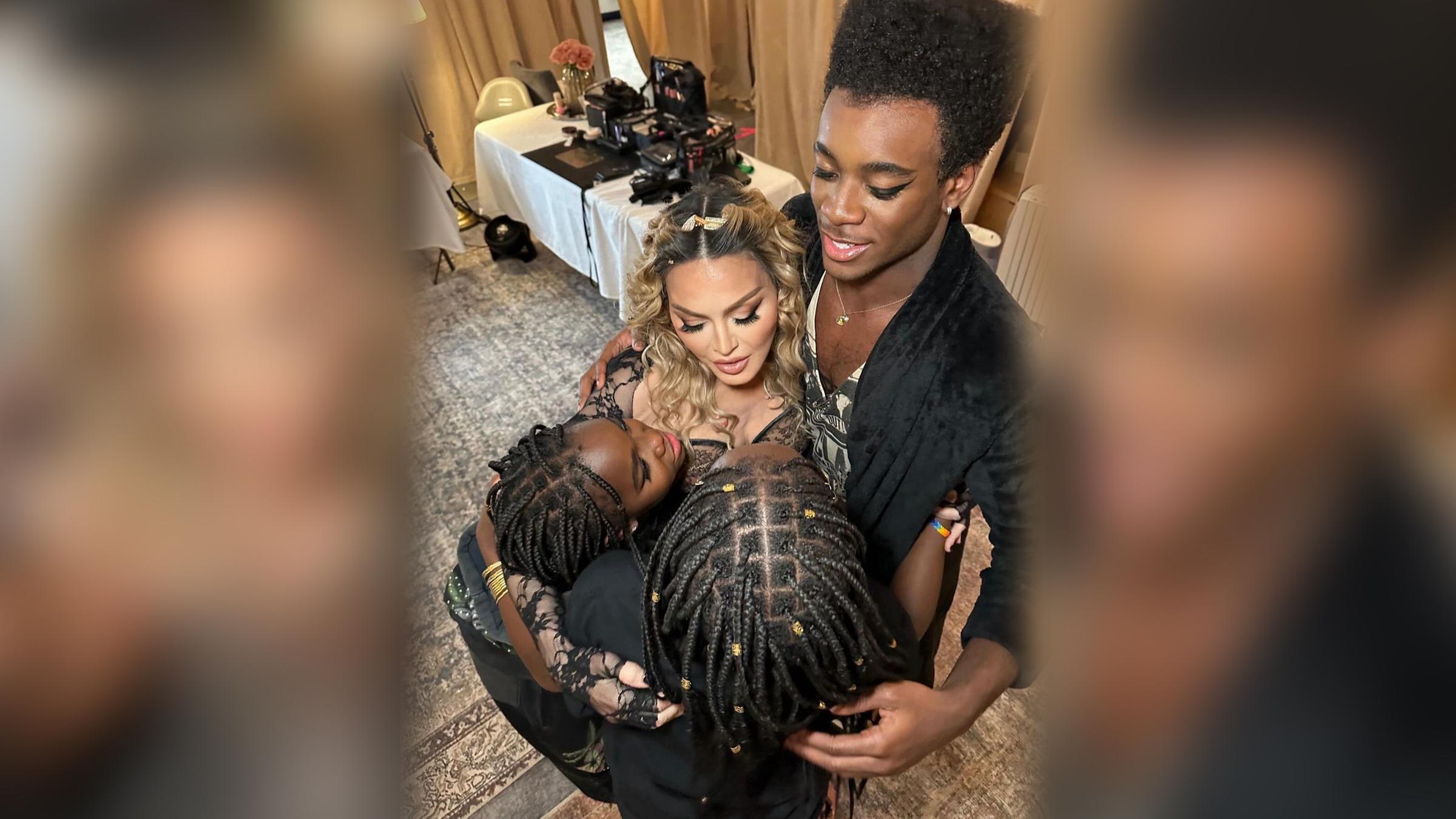 Madonna umarmt ihre Familie.