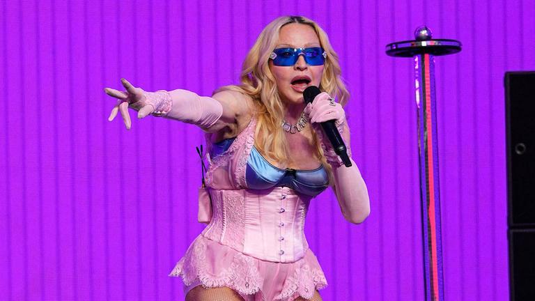 Madonna singt auf der Bühne. 