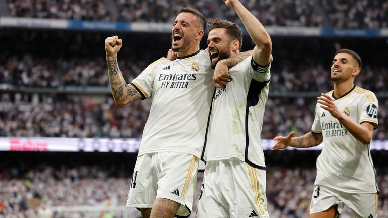 Madrids Joselu (L) feiert sein Tor mit Teamkollegen Nacho Fernandez in Madrid.